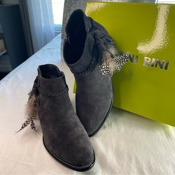 NWT Gianni Bini Charcoal Gray Suede Feather Detail Ankle Boots Rorrie Size 7M - Picture 4 of 15